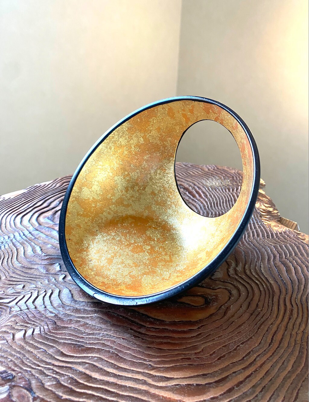 Japan made, beautiful gold full moon shape kokedama saucer, gold inside , black outside, grazed. It is good saucer for, small Kokedama.