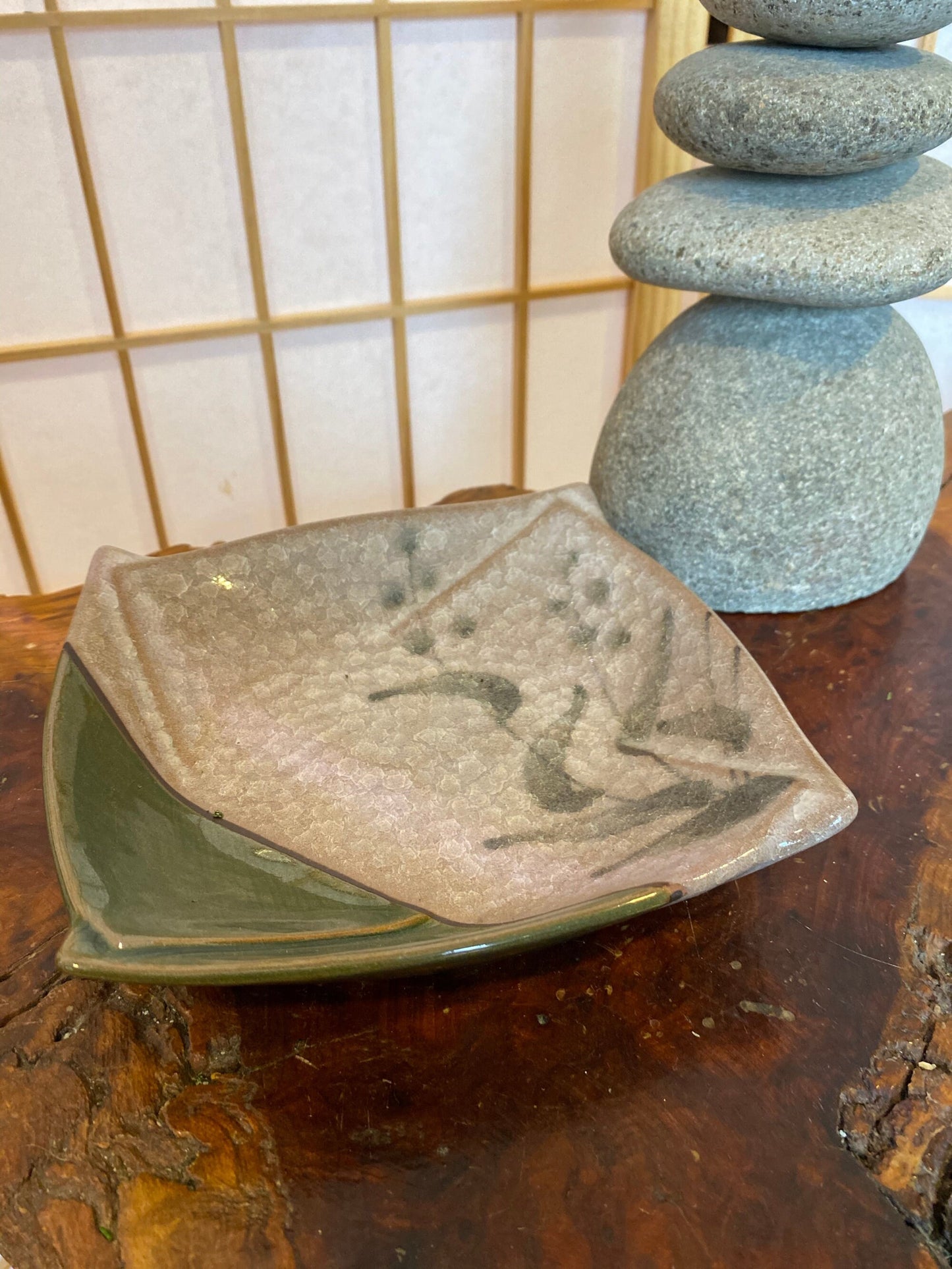 Mino-yaki, 美濃焼, tenkaichi chikugogama, hand drawn, four cut peace structure, Oribe-ware. Size: 6.5" x 6.5" x 1.5"