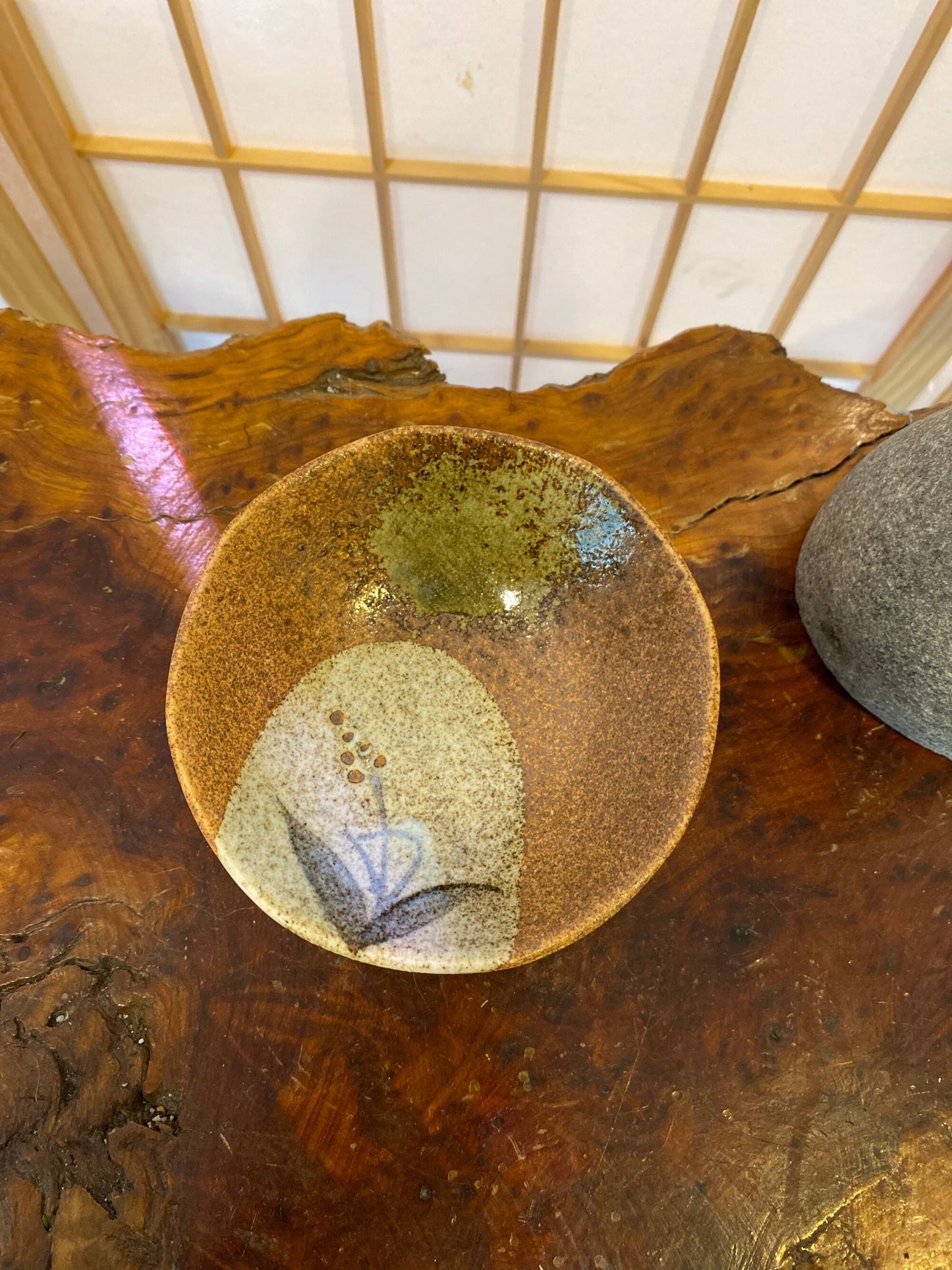 Small 4.5" dia x 1.5" ht 信楽焼Shigaraki ware 荒土Arado Japanese Ceramic bowl, Wafu, rustic style, natural soil color grazed with plant picture.